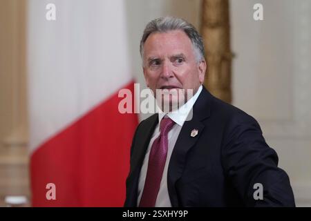 Washington DC, USA. Februar 2025. Der Sondergesandte der Vereinigten Staaten für den Nahen Osten Steven Witkoff trifft am 24. Februar 2025 im Weißen Haus in Washington DC zu einer Pressekonferenz mit dem Präsidenten Donald J Trump und dem französischen Präsidenten Emmanuel Macron ein. Kredit: Chris Kleponis/CNP/MediaPunch Kredit: MediaPunch Inc/Alamy Live News Stockfoto