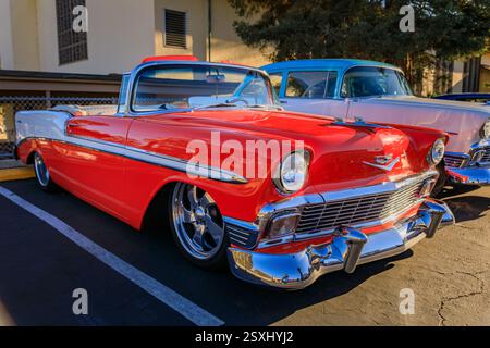 San Bruno, USA – 7. Oktober 2022: Rot-weißes 1956er Chevrolet Bel Air Cabriolet, Chromverkleidung, kundenspezifische Räder und eine abgesenkte Aufhängung auf einer Automobilausstellung Stockfoto