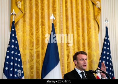 Washington DC, USA. Februar 2025. Der französische Präsident Emmanuel Macron spricht am Montag, den 24. Februar 2025, während einer gemeinsamen Pressekonferenz mit dem französischen Präsidenten Emmanuel Macron im East Room des Weißen Hauses in Washington, DC. Credit: Bonnie Cash/Pool via CNP /MediaPunch Credit: MediaPunch Inc/Alamy Live News Stockfoto