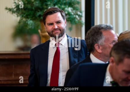 Washington DC, USA. Februar 2025. US-Vizepräsident JD Vance trifft am Montag, den 24. Februar 2025, zu einer gemeinsamen Pressekonferenz mit US-Präsident Donald Trump und dem französischen Präsidenten Emmanuel Macron im East Room des Weißen Hauses in Washington, DC, ein. Kredit: Bonnie Cash/Pool über CNP /MediaPunch Kredit: MediaPunch Inc/Alamy Live News Stockfoto