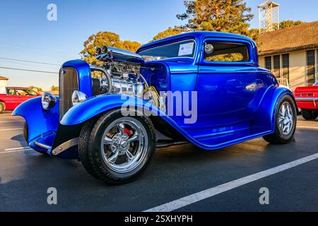 San Bruno, USA - 7. Oktober 2022: Ein hellblauer 1932 Ford 3 Fenster Coupé Hot Rod mit einem Chrom-Kompressor und kundenspezifischen Rädern auf einer Autoausstellung Stockfoto