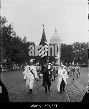 Ku Klux Klan Parade, Washington, D.C., USA. Große Menge von KKK-Mitgliedern in weißen Gewändern und Kapuzen auf der Pennsylvania Ave., N.W., 13. September 1926 Stockfoto