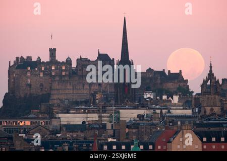 Harvest Moon untergeht über die Skyline von Edinburgh von Aurthur's Seat Stockfoto