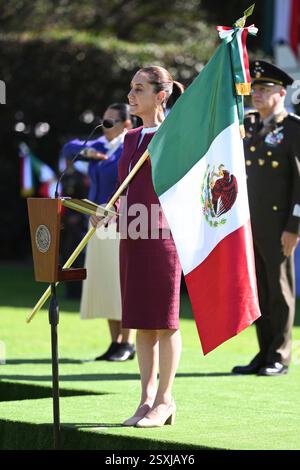 Mexiko-Stadt, Mexiko. Februar 2025. Die mexikanische Präsidentin Claudia Sheinbaum hält die mexikanische Flagge während der Feierlichkeiten zum Flaggentag auf dem Campo Marte am 24. Februar 2025 in Mexico City, DF, Mexiko. Kredit: Saul Lopez Escorcia/Büro Der Mexikanischen Präsidenten/Alamy Live News Stockfoto