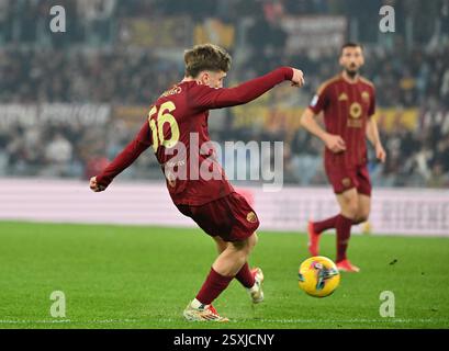 Rom, Italien. Februar 2025. Roma Alexis Saelemaekers schießt und punktet während eines Fußballspiels der Serie A zwischen Roma und Monza am 24. Februar 2025 in Rom. Quelle: Alberto Lingria/Xinhua/Alamy Live News Stockfoto