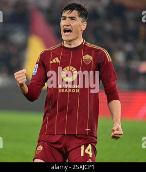Rom, Italien. Februar 2025. Eldor Shomurodov von Roma feiert das Tor während eines Fußballspiels der Serie A zwischen Roma und Monza am 24. Februar 2025 in Rom, Italien. Quelle: Alberto Lingria/Xinhua/Alamy Live News Stockfoto