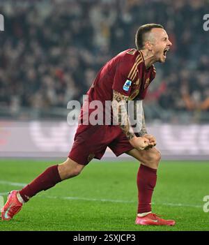 Rom, Italien. Februar 2025. Roma Angelino feiert sein Tor während eines Fußballspiels der Serie A zwischen Roma und Monza am 24. Februar 2025 in Rom, Italien. Quelle: Alberto Lingria/Xinhua/Alamy Live News Stockfoto