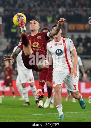 Rom, Italien. Februar 2025. Gianluca Mancini (L) von Roma streitet um den Ball während eines Fußballspiels der Serie A zwischen Roma und Monza am 24. Februar 2025 in Rom, Italien. Quelle: Alberto Lingria/Xinhua/Alamy Live News Stockfoto