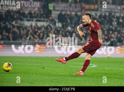 Rom, Italien. Februar 2025. Romas Angelino schießt und punktet während eines Fußballspiels der Serie A zwischen Roma und Monza am 24. Februar 2025 in Rom. Quelle: Alberto Lingria/Xinhua/Alamy Live News Stockfoto