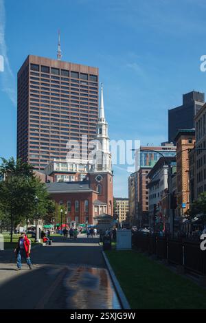 Der Boston Common Park, ein modernes Bürogebäude und die Park Street Congregational Church, Boston, MA Stockfoto