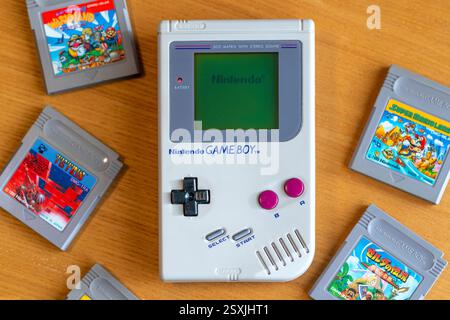 Fukuoka, Japan - 30. dezember 2024 : nintendo Game Boy und verschiedene Hit Game Patronen auf einem Holztisch Stockfoto