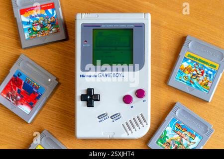 Fukuoka, Japan - 30. dezember 2024 : 1989 Hit-Spiel Super Marioland läuft auf Original nintendo Game Boy auf einem Holztisch mit verschiedenen anderen Hit-Spiel Stockfoto