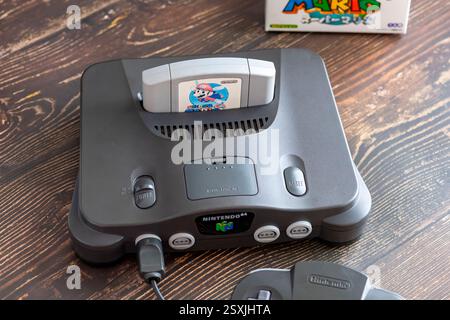 Fukuoka, Japan - 2. januar 2025 : der berühmte nintendo 1996er-Hit Super Mario 64 hat die ursprüngliche nintendo N64-Videospielkonsole auf eine Woo-Verbindung gesteckt Stockfoto