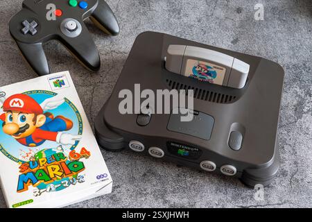 Fukuoka, Japan - 3. januar 2025 : das berühmte nintendo 1996er-Hit Super Mario 64-Spiel wurde in die ursprüngliche nintendo N64-Videospielkonsole und -Fortsetzung integriert Stockfoto