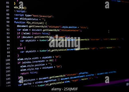 Softwarequellcode. Programmiercode. Programmiercode auf dem Computerbildschirm. Entwickler, der im Büro an Programmcodes arbeitet. Foto des Quellcodes. Technolo Stockfoto