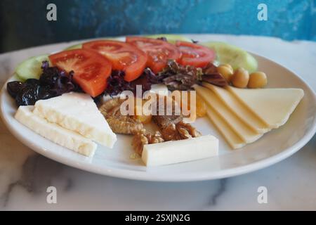 Frisches Gemüse und Käse auf einer farbenfrohen Platte erwarten Sie Stockfoto
