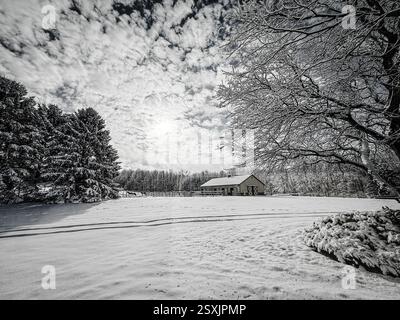 Bauernhof nach einem Winterschneesturm Stockfoto