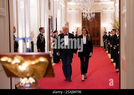 Präsident Donald J. Trump und First Lady Melania Trump gehen während des Gouverneursballs am Samstag, den 22. Februar 2025, die Kreuzhalle des Weißen Hauses entlang. (Offizielles Foto des Weißen Hauses von Andrea Hanks) Stockfoto