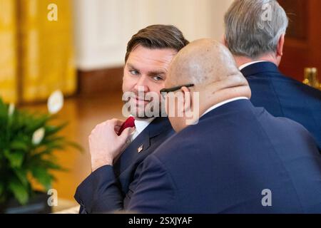 WASHINGTON – 24. Februar 2025: Vizepräsident JD Vance spricht mit Steven Cheung, bevor US-Präsident Donald Trump und der französische Präsident Emmanuel Macron in einer gemeinsamen Pressekonferenz im Weißen Haus mit Reportern sprechen. Foto: Joshua Sukoff Credit: Joshua Sukoff/Alamy Live News Stockfoto