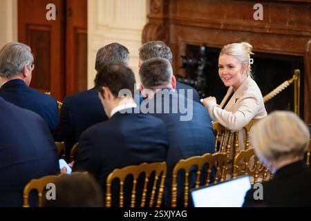 WASHINGTON – 24. Februar 2025: Pressesprecherin des Weißen Hauses, Karoline Leavitt, spricht kurz bevor US-Präsident Donald Trump und der französische Präsident Emmanuel Macron in einer gemeinsamen Pressekonferenz im Weißen Haus mit Reportern sprechen. Foto: Joshua Sukoff Credit: Joshua Sukoff/Alamy Live News Stockfoto
