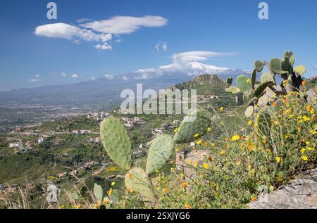 Taormina - der Mt. Vulkan Ätna in der sizilianischen Landschaft. Stockfoto