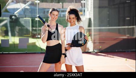 Team, Padel und Frauen mit Schläger auf dem Platz für Spielübungen, Turnierpartner und Vereinswettbewerbe. Tennis Porträt, Sport oder Happy Girl im Freien Stockfoto