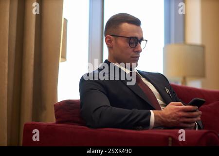 Porträt eines selbstbewussten Geschäftsmannes, der Brillenarbeit trägt Stockfoto