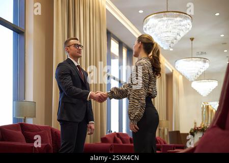 Geschäftsleute schütteln im modernen Büro die Hand Stockfoto
