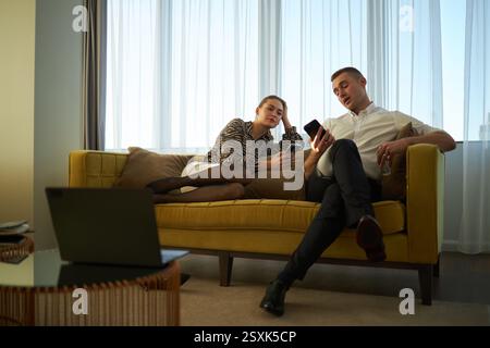 Zwei Kollegen diskutieren Geschäftspläne auf der Couch Stockfoto