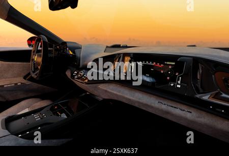 Ferrari Purosangue – Innenraum, Armaturenbrett, Lenkrad Stockfoto