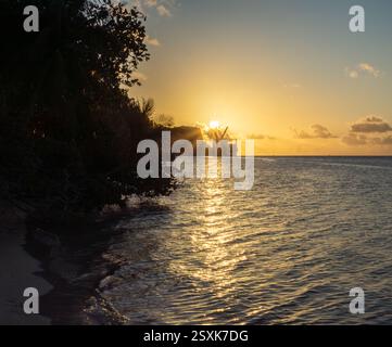 Großes Marineschiff bei Sonnenuntergang Stockfoto