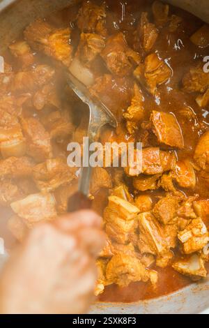 Das Kochen von „Hunglei Curry, Kaeng hang le“ ist ein beliebtes rotes Curry in Nordthailand Stockfoto