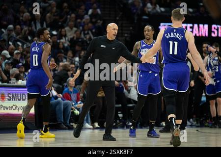 Sacramento, CA, USA. Februar 2025. Doug Christie, Coach der Sacramento Kings, schlägt am Montag, den 24. Februar 2025, in Sacramento Kings Center Domantas Sabonis (11) bei einem NBA-Spiel im Golden 1 Center die Hände. (Kreditbild: © Paul Kitagaki Jr./ZUMA Press Wire) NUR REDAKTIONELLE VERWENDUNG! Nicht für kommerzielle ZWECKE! Quelle: ZUMA Press, Inc./Alamy Live News Stockfoto