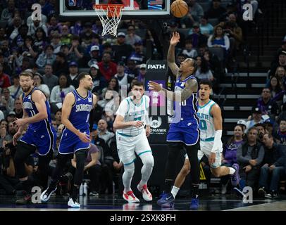 Sacramento, CA, USA. Februar 2025. Sacramento Kings Stürmer DeMar DeRozan (10) holt sich einen Rebound und läuft während eines NBA-Spiels im Golden 1 Center am Montag, den 24. Februar 2025, in Sacramento. (Kreditbild: © Paul Kitagaki Jr./ZUMA Press Wire) NUR REDAKTIONELLE VERWENDUNG! Nicht für kommerzielle ZWECKE! Quelle: ZUMA Press, Inc./Alamy Live News Stockfoto