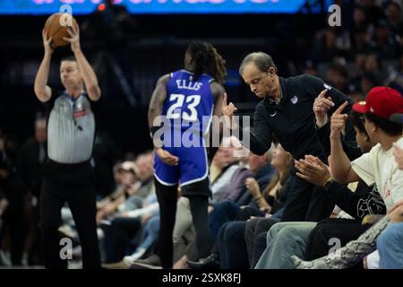 Sacramento, CA, USA. Februar 2025. Vivek Ranadivé, Inhaber der Sacramento Kings, reagiert auf ein Spiel von Keon Ellis (23), das Sacramento Kings Guard bei einem NBA-Spiel im Golden 1 Center am Montag, den 24. Februar 2025, in Sacramento spielt. (Kreditbild: © Paul Kitagaki Jr./ZUMA Press Wire) NUR REDAKTIONELLE VERWENDUNG! Nicht für kommerzielle ZWECKE! Quelle: ZUMA Press, Inc./Alamy Live News Stockfoto