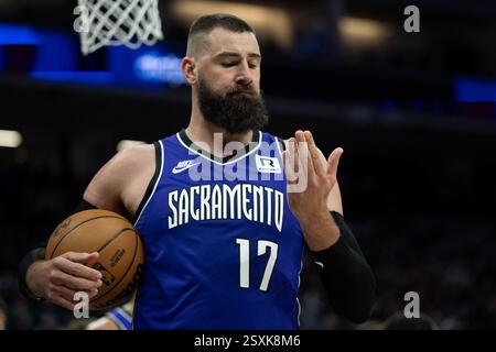 Sacramento, CA, USA. Februar 2025. Das Sacramento Kings Center Jonas Valanciunas (17) reagiert nach einem Spiel während eines NBA-Spiels im Golden 1 Center am Montag, den 24. Februar 2025, in Sacramento. (Kreditbild: © Paul Kitagaki Jr./ZUMA Press Wire) NUR REDAKTIONELLE VERWENDUNG! Nicht für kommerzielle ZWECKE! Quelle: ZUMA Press, Inc./Alamy Live News Stockfoto