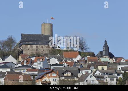 Schloss Gleiberg erbaut um 900 und Kirche, Stadtbild, Krofdorf-Gleiberg, Wettenberg, Hessen, Deutschland, Europa Stockfoto