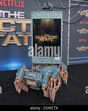 Los Angeles, USA. Februar 2025. Atmopshere bei Netflix's THE ELECTRIC STATE World Premiere, die am Montag im Egyptian Theater in Hollywood stattfand? Februar 2025. (Foto: Sthanlee B. Mirador/SIPA USA) Credit: SIPA USA/Alamy Live News Stockfoto
