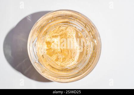 24 Karat Gold Hautpflege Creme Gel in einem Glasgefäß Nahaufnahme. Textur-Makro für Schönheitsbehandlungen. Draufsicht. Stockfoto