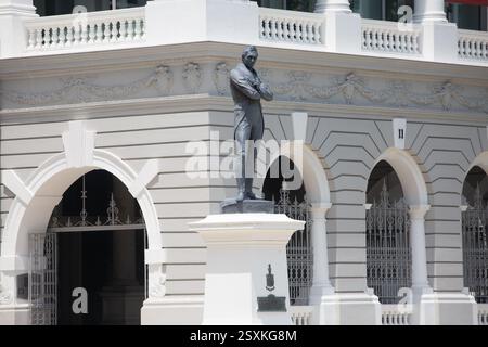 Sir Stamford Raffles stehende schwarze Statue Bronzeskulptur, posiert über die Arme. Gründer von Singapur im Jahr 1819. Victoria Memorial Hall, Singapura. Stockfoto