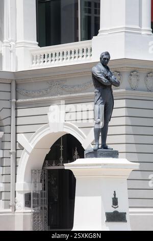 Sir Stamford Raffles stehende schwarze Statue Bronzeskulptur, posiert über die Arme. Gründer von Singapur im Jahr 1819. Victoria Memorial Hall, Singapura. Stockfoto