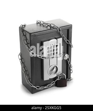 Moderner Safe mit Kette und Schloss isoliert auf weißem Hintergrund Stockfoto