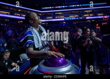 Sacramento, CA, USA. Februar 2025. Sacramento Kings Stürmer DeMar DeRozan (10) beleuchtet den Strahl nach dem Sieg der Sacramento Kings 130-88 über die Charlotte Hornets während eines NBA-Spiels im Golden 1 Center am Montag, den 24. Februar 2025, in Sacramento. (Kreditbild: © Paul Kitagaki Jr./ZUMA Press Wire) NUR REDAKTIONELLE VERWENDUNG! Nicht für kommerzielle ZWECKE! Quelle: ZUMA Press, Inc./Alamy Live News Stockfoto