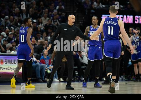 Sacramento, CA, USA. Februar 2025. Doug Christie, Coach der Sacramento Kings, schlägt am Montag, den 24. Februar 2025, in Sacramento Kings Center Domantas Sabonis (11) bei einem NBA-Spiel im Golden 1 Center die Hände. (Kreditbild: © Paul Kitagaki Jr./ZUMA Press Wire) NUR REDAKTIONELLE VERWENDUNG! Nicht für kommerzielle ZWECKE! Quelle: ZUMA Press, Inc./Alamy Live News Stockfoto