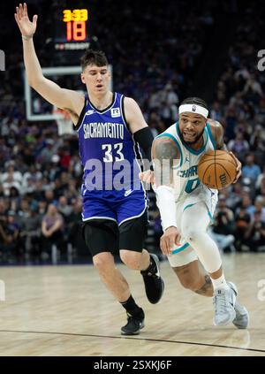 Sacramento, CA, USA. Februar 2025. Während eines NBA-Spiels im Golden 1 Center am Montag, den 24. Februar 2025, in Sacramento. (Kreditbild: © Paul Kitagaki Jr./ZUMA Press Wire) NUR REDAKTIONELLE VERWENDUNG! Nicht für kommerzielle ZWECKE! Quelle: ZUMA Press, Inc./Alamy Live News Stockfoto