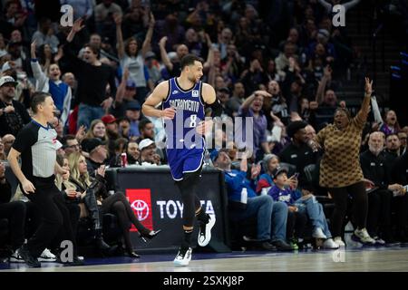 Sacramento, CA, USA. Februar 2025. Zach LaVine (8) reagiert auf seinen 3-Punkte-Korb während eines NBA-Spiels im Golden 1 Center am Montag, den 24. Februar 2025, in Sacramento. (Kreditbild: © Paul Kitagaki Jr./ZUMA Press Wire) NUR REDAKTIONELLE VERWENDUNG! Nicht für kommerzielle ZWECKE! Quelle: ZUMA Press, Inc./Alamy Live News Stockfoto