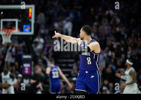 Sacramento, CA, USA. Februar 2025. Zach LaVine (8) reagiert auf seinen 3-Punkte-Korb während eines NBA-Spiels im Golden 1 Center am Montag, den 24. Februar 2025, in Sacramento. (Kreditbild: © Paul Kitagaki Jr./ZUMA Press Wire) NUR REDAKTIONELLE VERWENDUNG! Nicht für kommerzielle ZWECKE! Quelle: ZUMA Press, Inc./Alamy Live News Stockfoto