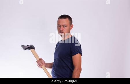 Ein Mann mit einer Axt auf weißem Hintergrund Stockfoto