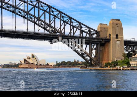 Sydney, Australien. Das berühmte Opernhaus, eingerahmt von der Sydney Harbour Bridge Stockfoto