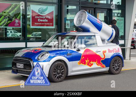Ein Mini Cooper Car, dekoriert für Red Bull Energy Drinks Stockfoto